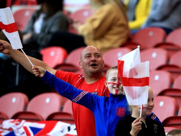 Khán giả tại Wembley trong ngày khai màn của tuyển Anh.