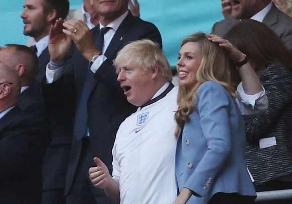 Thủ tướng Anh, Boris Johnson và vợ phấn khích khi dự khán trận bán kết.
