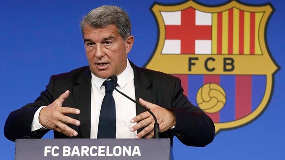 Chủ tịch Joan Laporta đang nỗ lực giải quyết tình hình tài chính của Barca.