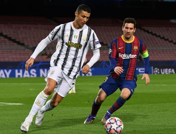 Lionel Messi và Cristiano Ronaldo gặp nhau ở Champions League mùa qua. Ảnh: Getty Images