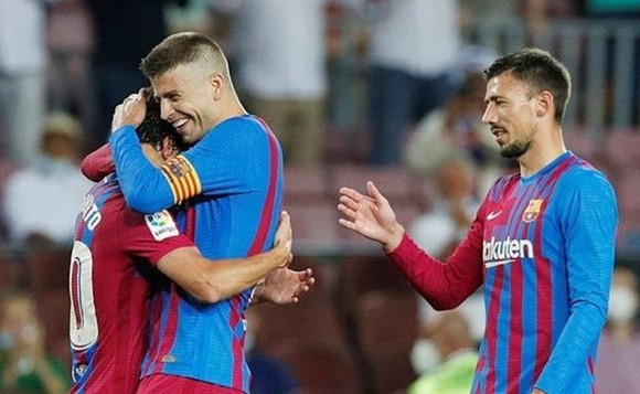 Gerard Pique hạnh phúc sau khi giúp Barca khởi đầu bằng chiến thắng. 