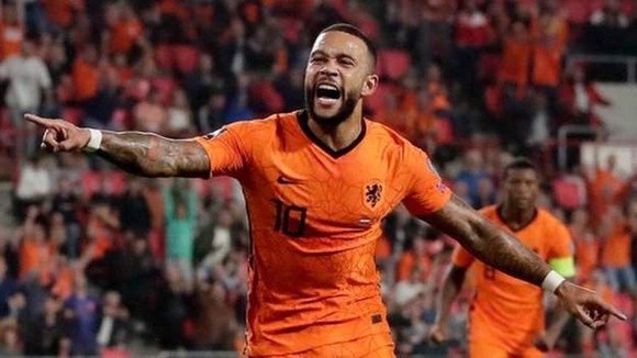 Memphis Depay tỏa sáng khi ghi 2 bàn để giúp Hà Lan đánh bại Montenegro.