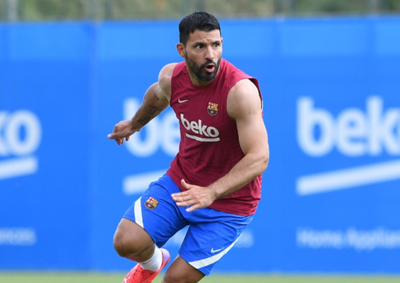 Sergio Aguero phải trì hoãn ngày ra mắt Barca vì chấn thương hồi đầu tháng 8.