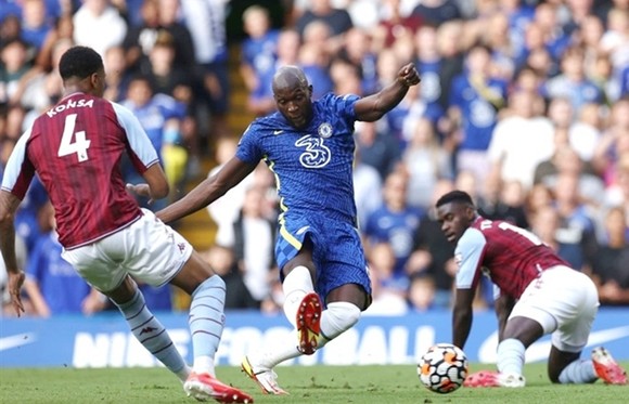 Romelu Lukaku trong pha ghi bàn đầu tiên tại sân Stamford Bridge. Ảnh: Getty Images