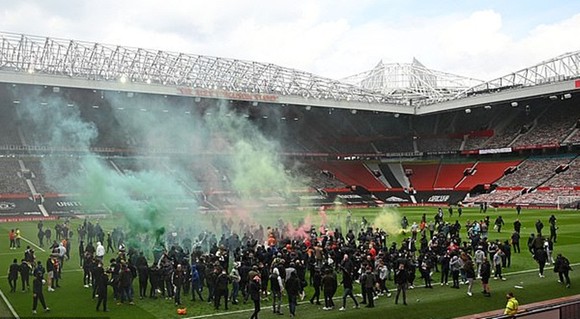 Người hâm mộ Man.United sau đó đã xông vào sân Old Trafford ở mùa qua.