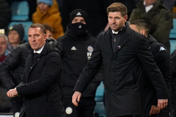 Steven Gerrard (phải) đã vượt qua thầy cũ Brendan Rodgers cùng Aston Villa thăng tiến.