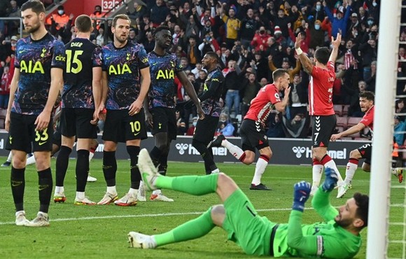 Harry Kane và Tottenham chia điểm trước 10 cầu thủ Southampton. Ảnh: Getty Images