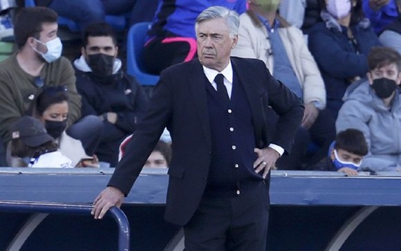 HLV Carlo Ancelotti tỏ rõ thất vọng khi quan sát màn trình diễn kém cỏi.