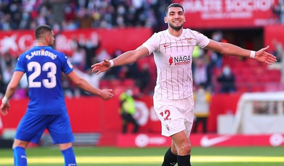 Rafa Mir ghi bàn quyết định trong hiệp một để giúp Sevilla chiến thắng.