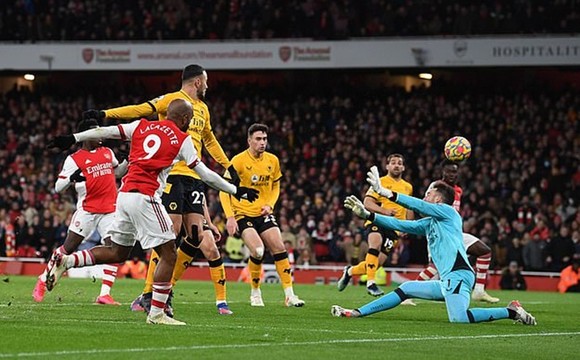 Bàn phản lưới nhà phút cuối giúp Arsenal áp sát tốp 4 ảnh 1