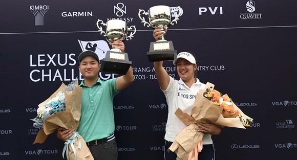 Hai golf thủ vô địch giải chuyên nghiệp VGA năm nay tại Ninh Bình. Ảnh:  VGA