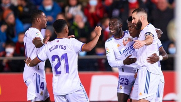 Benzema lập kỷ lục ghi bàn, Real chạm tay vào La Liga ảnh 1