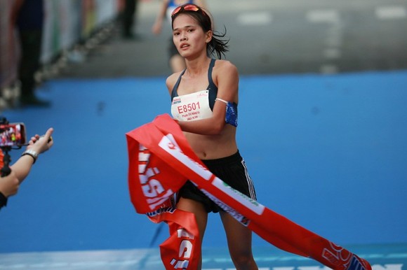 Vượt nắng gió Côn Đảo, các chân chạy chinh phục đỉnh cao marathon vô địch quốc gia ảnh 2