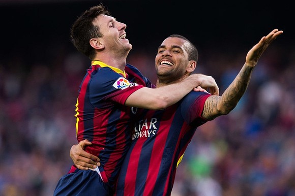 Dani Alves muốn tái hợp với người bạn thân Lionel Messi tại Barca.