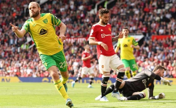 Norwich ghi bàn kém nhất giải nhưng vẫn khiến David de Gea 2 lần vào lưới nhặt bóng.