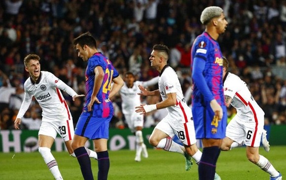 Xavi dùng sự sa sút của Man.United để “cảnh báo” Barca ảnh 1