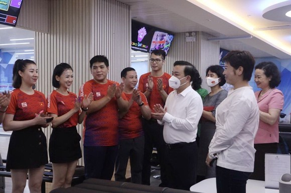 Phó Chủ tịch UBND thành phố Hà Nội kiểm tra cơ sở vật chất môn bowling. Ảnh: HOÀNG QUÂN