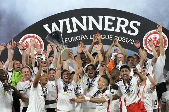 Eintracht Frankfurt đã kết thúc 42 năm chờ đợi một chiếc cúp châu Âu.