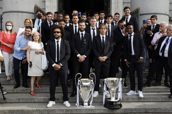 Real Madrid diễu hành hoành tráng mừng chiến thắng kỷ lục ảnh 1
