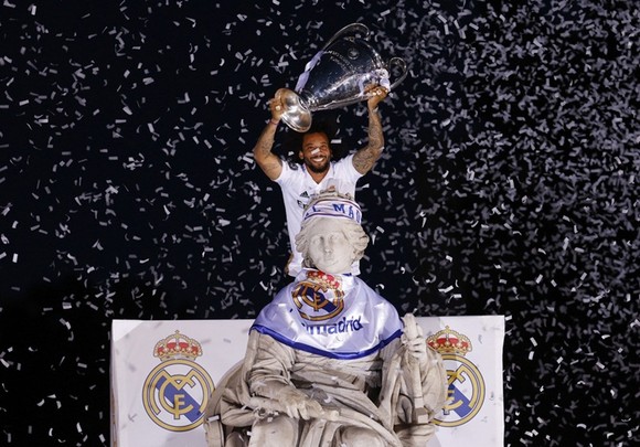 Real Madrid diễu hành hoành tráng mừng chiến thắng kỷ lục ảnh 2