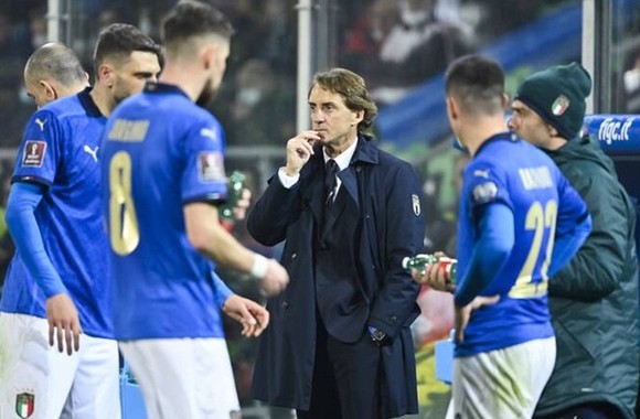 HLV Roberto Mancini đang cố gắng xây dựng lại tuyển Italia.