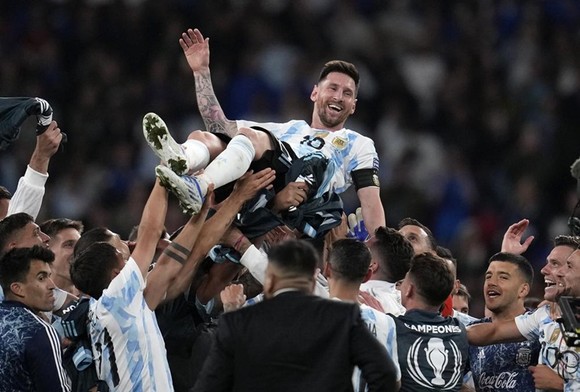 Messi truyền cảm hứng, Argentina thắng Siêu cúp Liên lục địa ảnh 1
