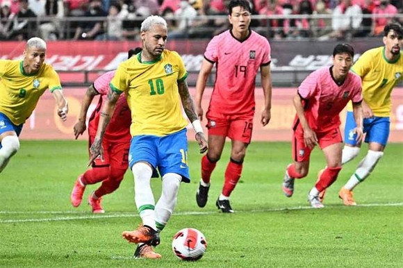 Neymar đã ghi cú đúp bàn thắng từ chấm phạt đền.