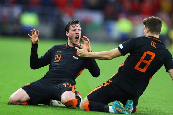 Wout Weghorst giúp Hà Lan có chiến thắng kịch tính 2-1.