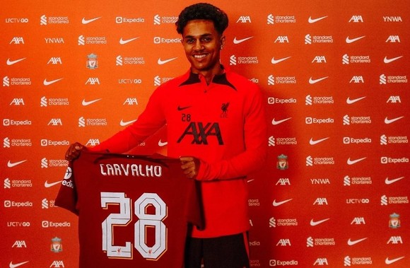 Tân binh trẻ Fabio Carvalho và số áo tại Liverpool.