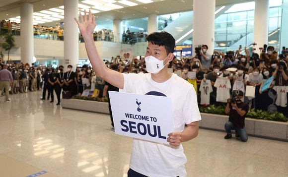 Son Heung-min đã tự mình ra tận sân bay để đón đội bóng của mình.