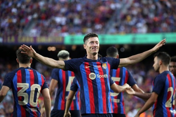 Robert Lewandowski là nguồn cảm hứng mới của sân “mới” Spotify Camp Nou.