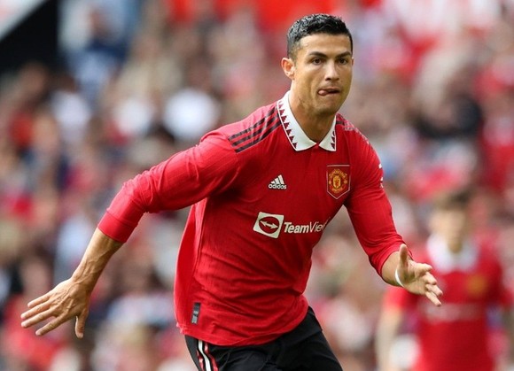 Cristiano Ronaldo bị cảnh cáo sau sự cố đập điện thoại của một CĐV nhí. Ảnh: Getty Images