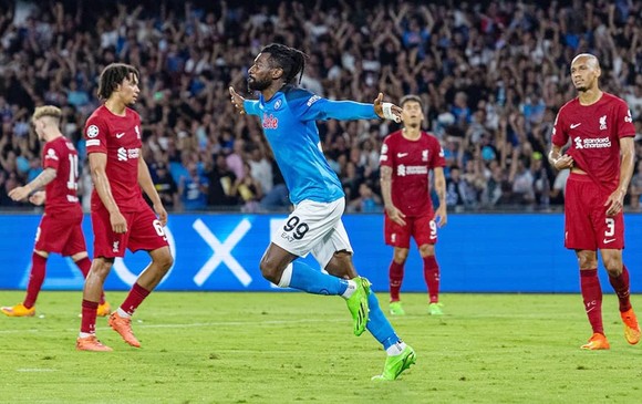 Napoli đã áp đảo với 3 bàn thắng trong hiệp một, trước khi khép lại bằng chiến thắng 4-1.