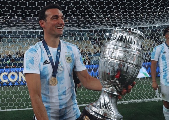 HLV Lionel Scaloni tận hưởng hạnh phúc thắng Copa America 2021.
