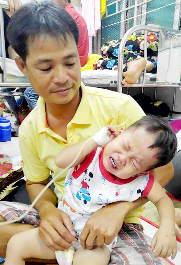 Vợ mất, chồng lây lất nuôi con nhỏ ung thư máu ảnh 1