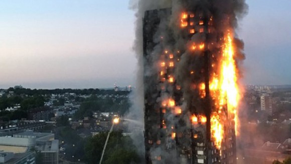 Tòa nhà 27 tầng bốc cháy dữ dội ở London. Ảnh: CNN