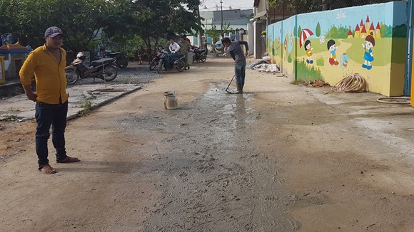 Chiến sĩ tình nguyện Hành quân xanh Quận 9 giúp dân làm đường, xây nhà ảnh 1