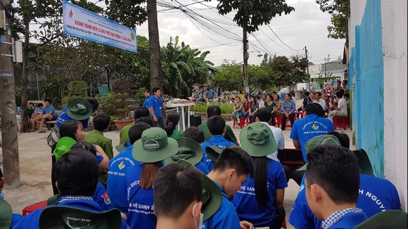 Chiến sĩ tình nguyện Hành quân xanh Quận 9 giúp dân làm đường, xây nhà ảnh 2