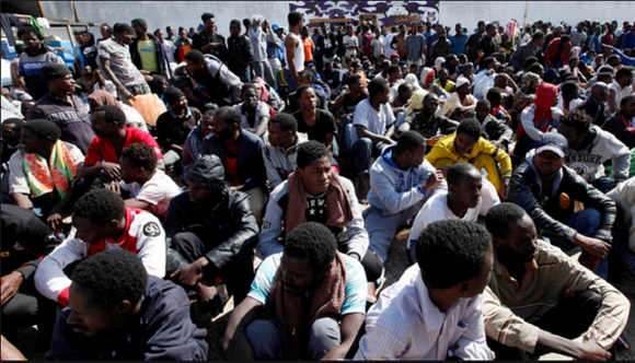 Người di cư châu Phi tại chợ nô lệ ở Tripoli. Ảnh: AL JAZEERA 