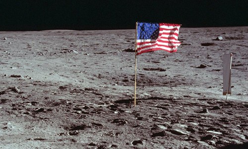 Ông Trump phát biểu, Mỹ sẽ không chỉ để lại cờ và dấu chân trên Mặt Trăng. Ảnh: SCIENCE ALERT
