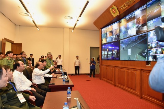 Thủ tướng Nguyễn Xuân Phúc kiểm tra công tác an ninh trước thềm Hội nghị Thượng đỉnh hợp tác tiểu vùng Mekong mở rộng (GMS) lần thứ 6 và Hội nghị cấp cao hợp tác khu vực tam giác phát triển Campuchia-Lào-Việt Nam (CLV) lần thứ 10 tại Hà Nội. Ảnh: VGP
