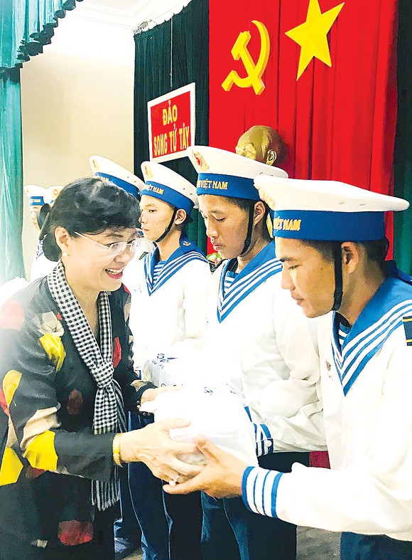 Đoàn đại biểu TPHCM thăm quân và dân quần đảo Trường Sa ảnh 1