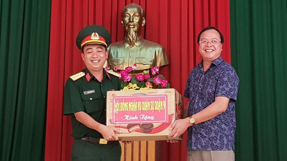 Ông Nguyễn Ngọc Cường, Phó Chủ tịch UBND Quận 9 tặng quà cho đồng chí Nguyễn Trường Lâm, Chính trị viên Tiểu đoàn 2