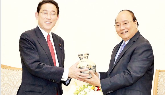 Thủ tướng Nguyễn Xuân Phúc tặng quà lưu niệm ông Fumio Kishida                                                                                                Ảnh: TTXVN