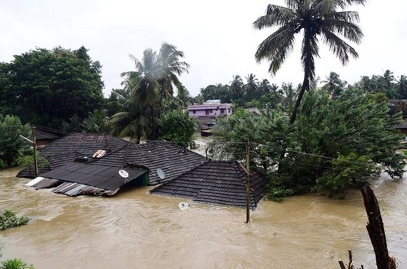 Nhiều ngôi nhà bị nhấn chìm trong nước lũ ở bang Kerala, miền Nam Ấn Độ. Nguồn: TTXVN