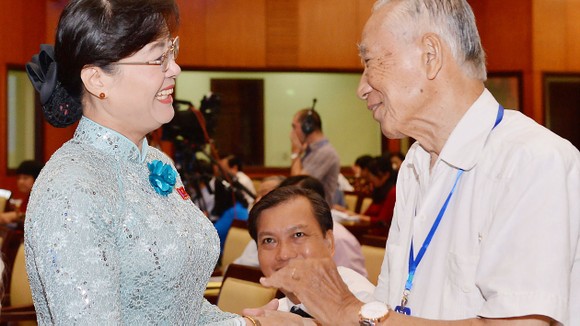 Chủ tịch HĐND TPHCM Nguyễn Thị Quyết Tâm lắng nghe ý kiến cử tri TP    Ảnh: VIỆT DŨNG