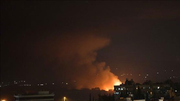 Khói lửa bốc lên từ căn cứ không quân Mazzeh, phía Tây thủ đô Damascus, Syria ngày 2-9. Ảnh: THX/TTXVN