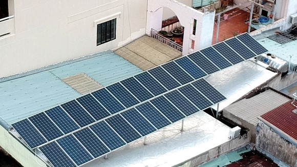 Pin mặt trời lắp đặt tại một gia đình để kinh doanh ăn uống, sử dụng trong sinh hoạt                             Ảnh: THÀNH TRÍ