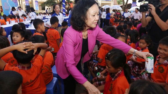 Bà Trương Thị Mai, Ủy viên Bộ Chính trị, Bí thư Trung ương Đảng, Trưởng ban Dân vận Trung ương trao sữa cho trẻ em tỉnh Vĩnh Phúc