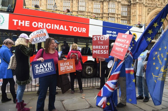Cư dân London ngày 22-11 tuần hành yêu cầu công bố các điều khoản cuộc đàm phán Brexit                                                                                                                                                  Ảnh: EPA